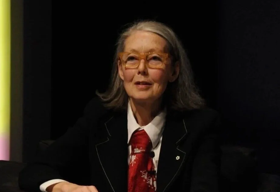 新晋时尚大姥是刚拿诺贝尔奖的76岁老奶，拒掉Prada和Celine代言咋让奢侈品高攀不起？