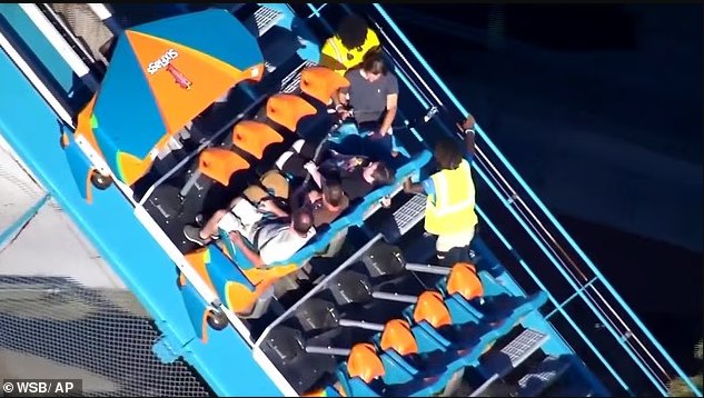 恐怖!1死多伤,过山车上爸爸突然腾空飞起,与乘客四目相对,连撞数次坠亡,鲜血四溅!