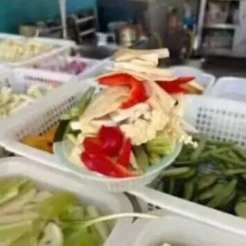 一女摊主被顾客差评后跳河轻生,留下遗言称“每天睡不过6小时却换来这样的避雷视频”