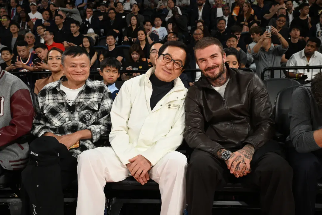 马云、蔡崇信、贝克汉姆同框!千亿富豪越有钱越松弛…