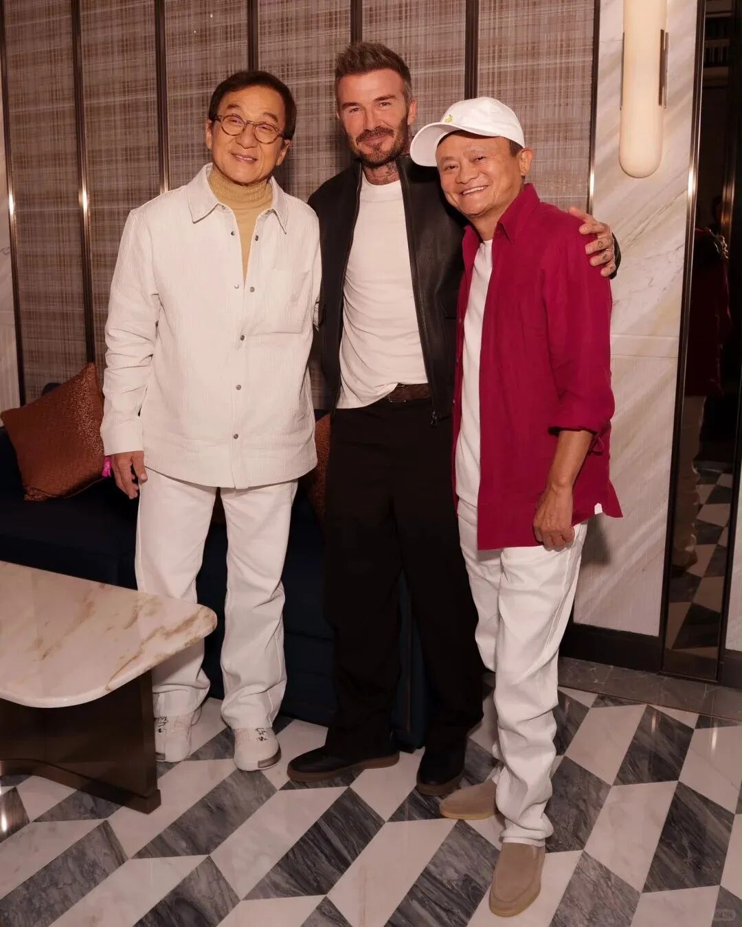 马云、蔡崇信、贝克汉姆同框!千亿富豪越有钱越松弛…