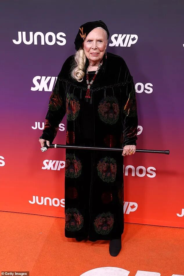 炸锅! 曾爆粗怒骂特朗普 加拿大国宝女星转身就入籍美国 名下多套美国豪宅!