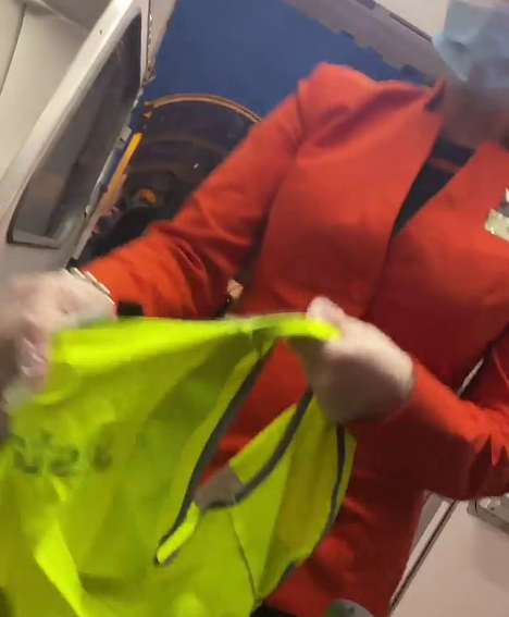 只因“胸太大”，网红登机被当众拦下！还有新西兰女子没穿内衣，被赶下飞机……