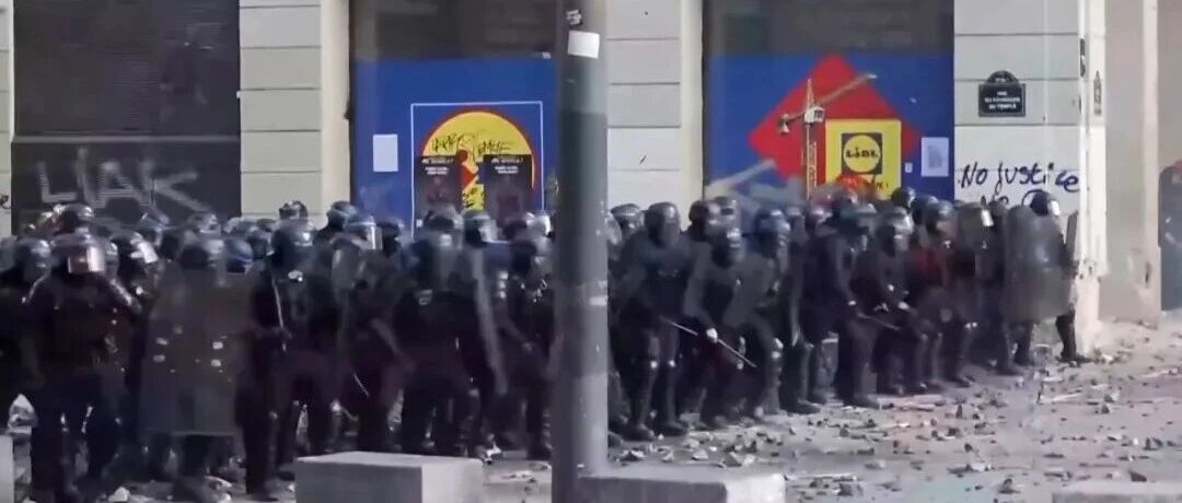 法国爆发近年来最严重暴力骚乱！百年市政厅被烧毁，多地LV、劳力士门店被洗劫一空，爱马仕、苹果等门店也成目标