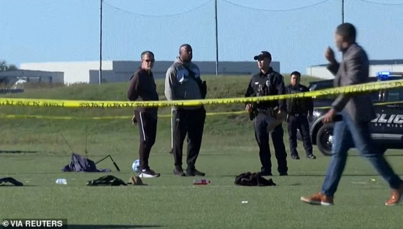 恐怖瞬间!疯狂皮卡冲进足球场,2人惨遭碾压身亡,11人重伤,肇事司机当场崩溃尖叫!
