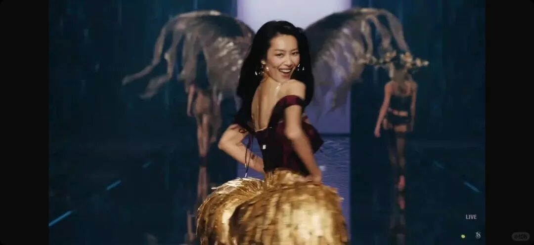 刘雯第10次登上维密大秀,奚梦瑶时隔8年回归,期待女儿看到说妈妈很漂亮!最新画面来了