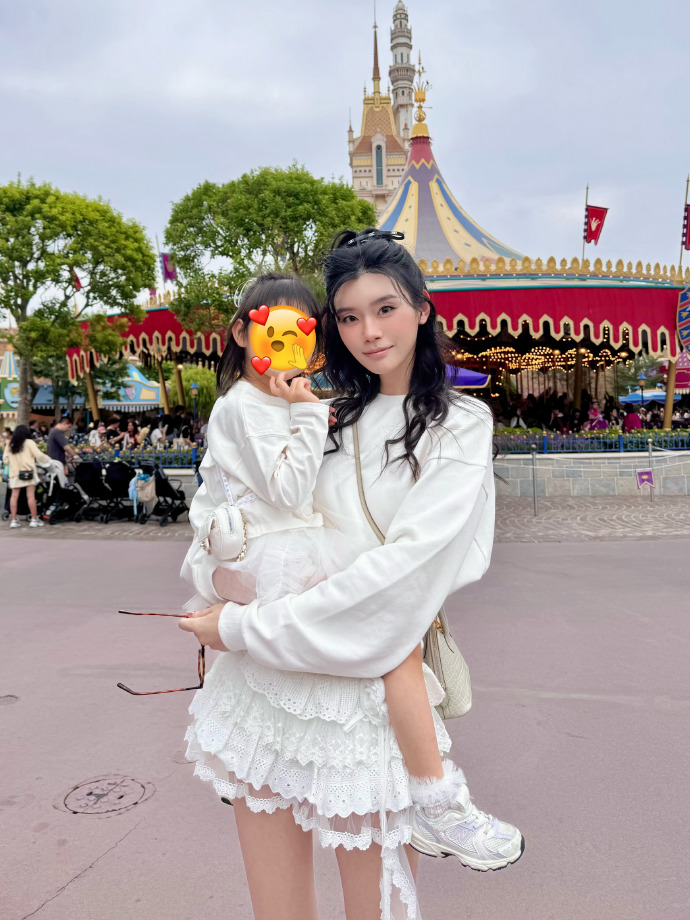刘雯第10次登上维密大秀,奚梦瑶时隔8年回归,期待女儿看到说妈妈很漂亮!最新画面来了