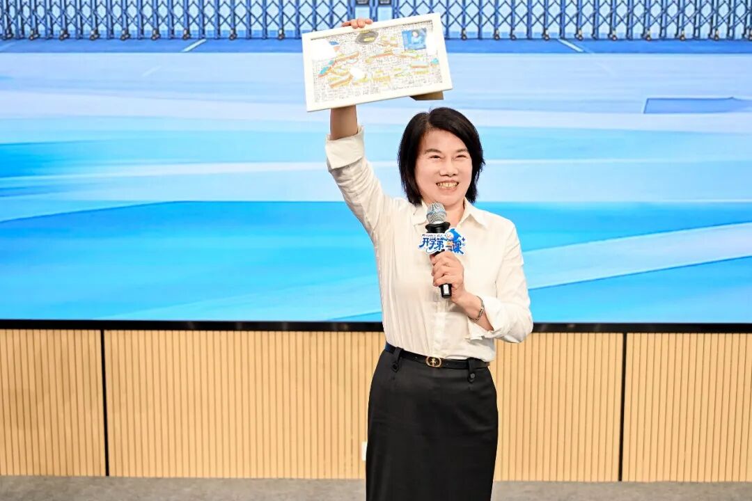 校长董明珠现身格力技工学校“开学第一课”:校内超市宰学生?不许!校内学生谈恋爱?不许!