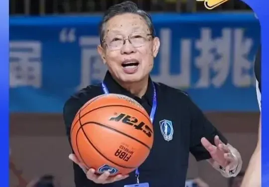 钟南山今天90岁了！最近出席活动时，一路小跑，精气神十足！他曾多次强调一定要经常做这项运动，老年人也要做