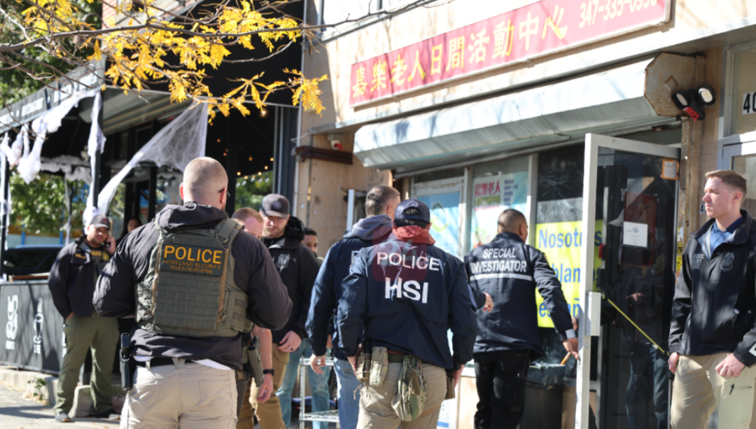 纽约多个华人区出大事!FBI突袭法拉盛、布碌崙八大道,现场搬出一箱箱证据,州长发声!