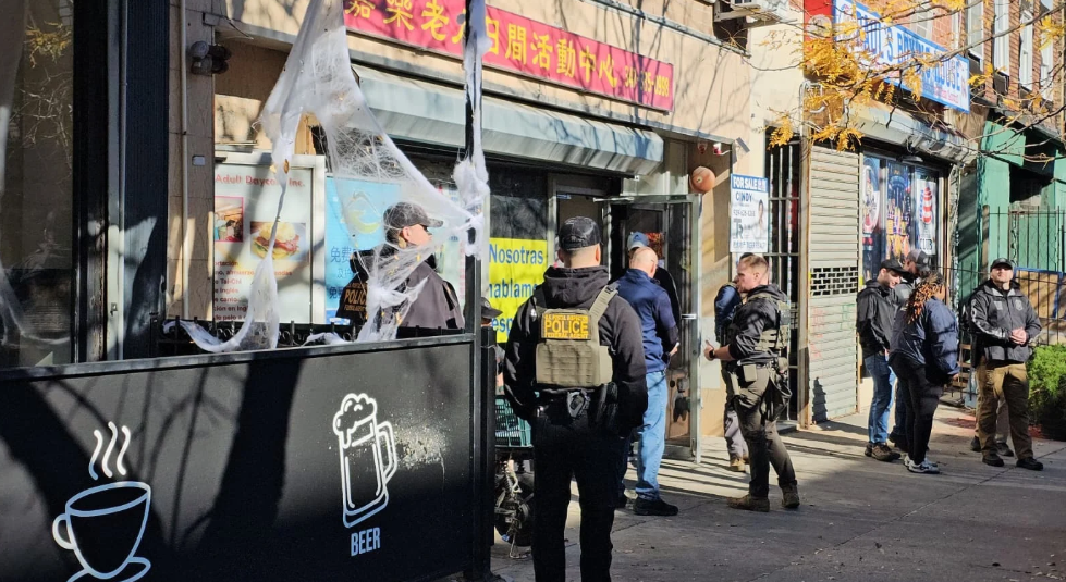 纽约多个华人区出大事!FBI突袭法拉盛、布碌崙八大道,现场搬出一箱箱证据,州长发声!