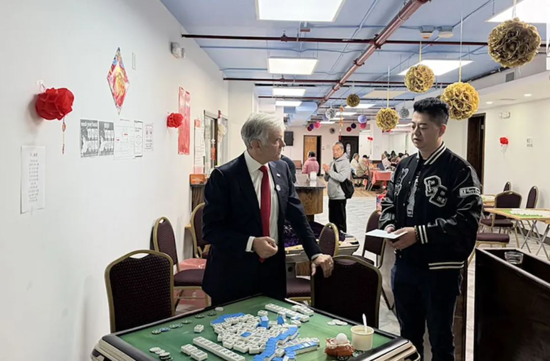 纽约多个华人区出大事!FBI突袭法拉盛、布碌崙八大道,现场搬出一箱箱证据,州长发声!