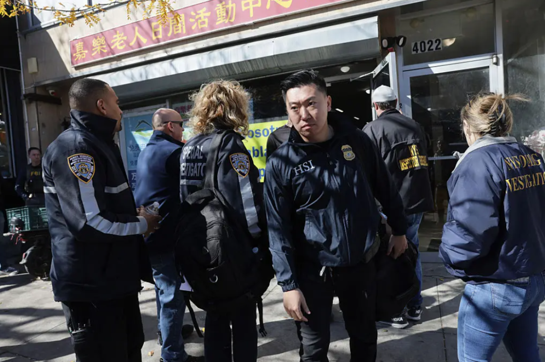 纽约多个华人区出大事!FBI突袭法拉盛、布碌崙八大道,现场搬出一箱箱证据,州长发声!
