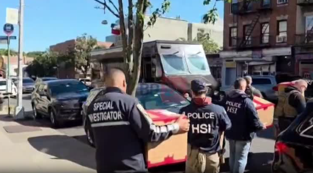 纽约多个华人区出大事!FBI突袭法拉盛、布碌崙八大道,现场搬出一箱箱证据,州长发声!