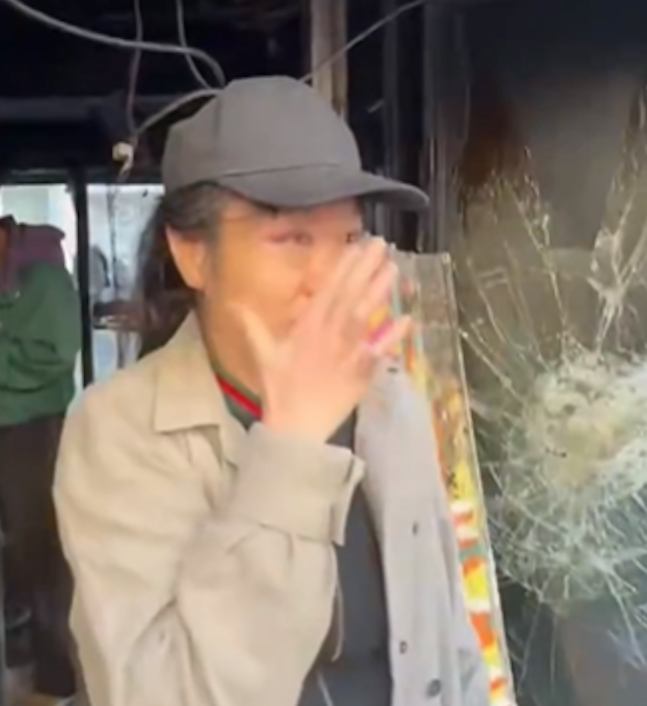 这是就是巴黎! 华人老板娘被一群暴徒打昏在地 醒来商店已烧成灰; 不敢出警