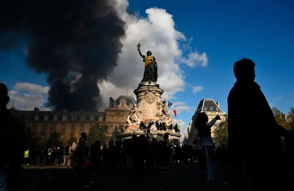法国乱成一锅粥,年轻人集体上街!这背后,是一场老人与年轻人的抢钱之战.....