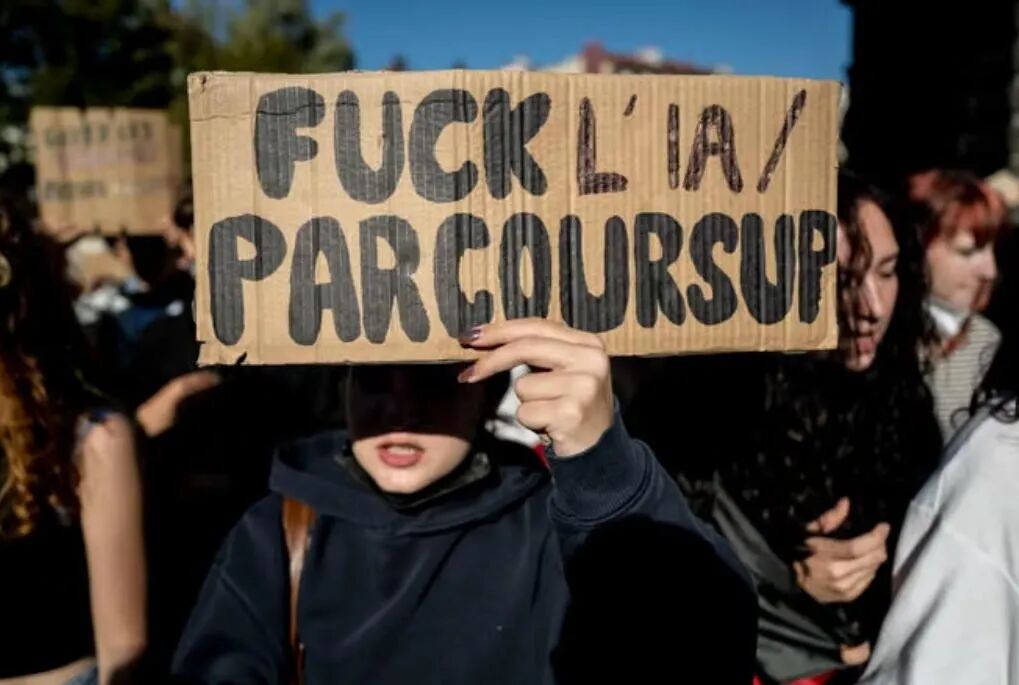 法国乱成一锅粥,年轻人集体上街!这背后,是一场老人与年轻人的抢钱之战.....