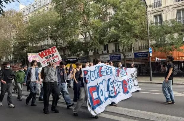 法国乱成一锅粥,年轻人集体上街!这背后,是一场老人与年轻人的抢钱之战.....