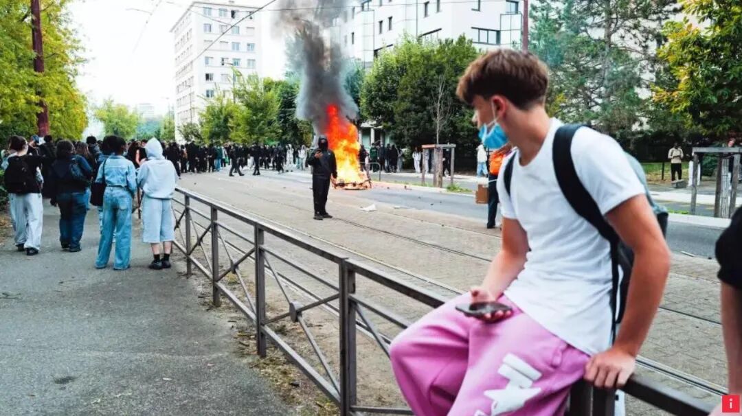 法国乱成一锅粥,年轻人集体上街!这背后,是一场老人与年轻人的抢钱之战.....