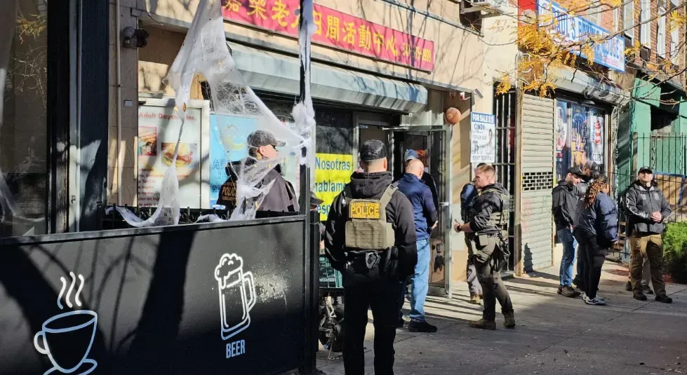 老人移民美国，发现“福利”真好！什么都不干月入近千元，有人退出时竟拿走上万刀，现金回扣还有暗号