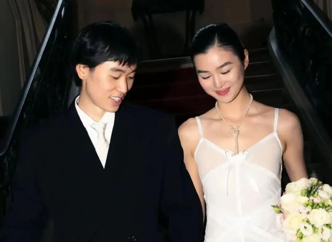 林依轮儿子林子濠与模特陈瑜宣布结婚，两人8月公开恋情，因音乐结缘；此前林依轮已称陈瑜为“亲女儿”，邀其合跳《爱情鸟》