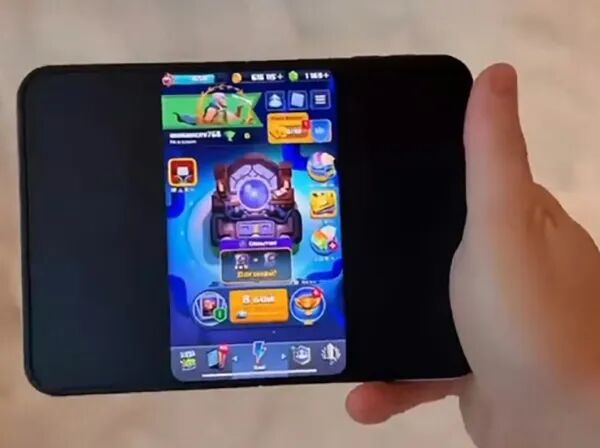 苹果全球限购折叠屏，第一批拿到iPhone Duo 的用户已开始吐槽：多数应用只是简单拉伸