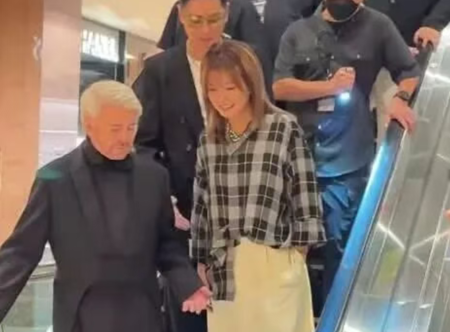 赵薇罕见露面!50岁近况曝光,无计划复出