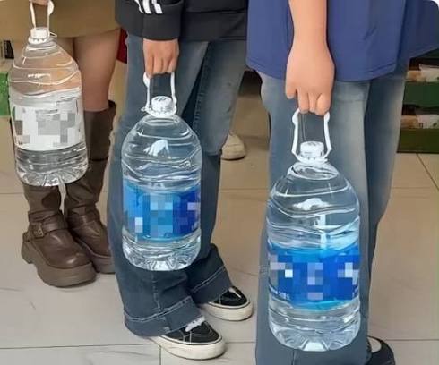 年轻人开始流行“喝大水” 极简养生的背后怎么喝才更健康?