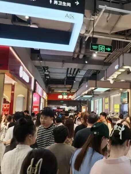 金价连日大跌,金饰克价较高点已跌近500元,多地水贝市场被挤爆