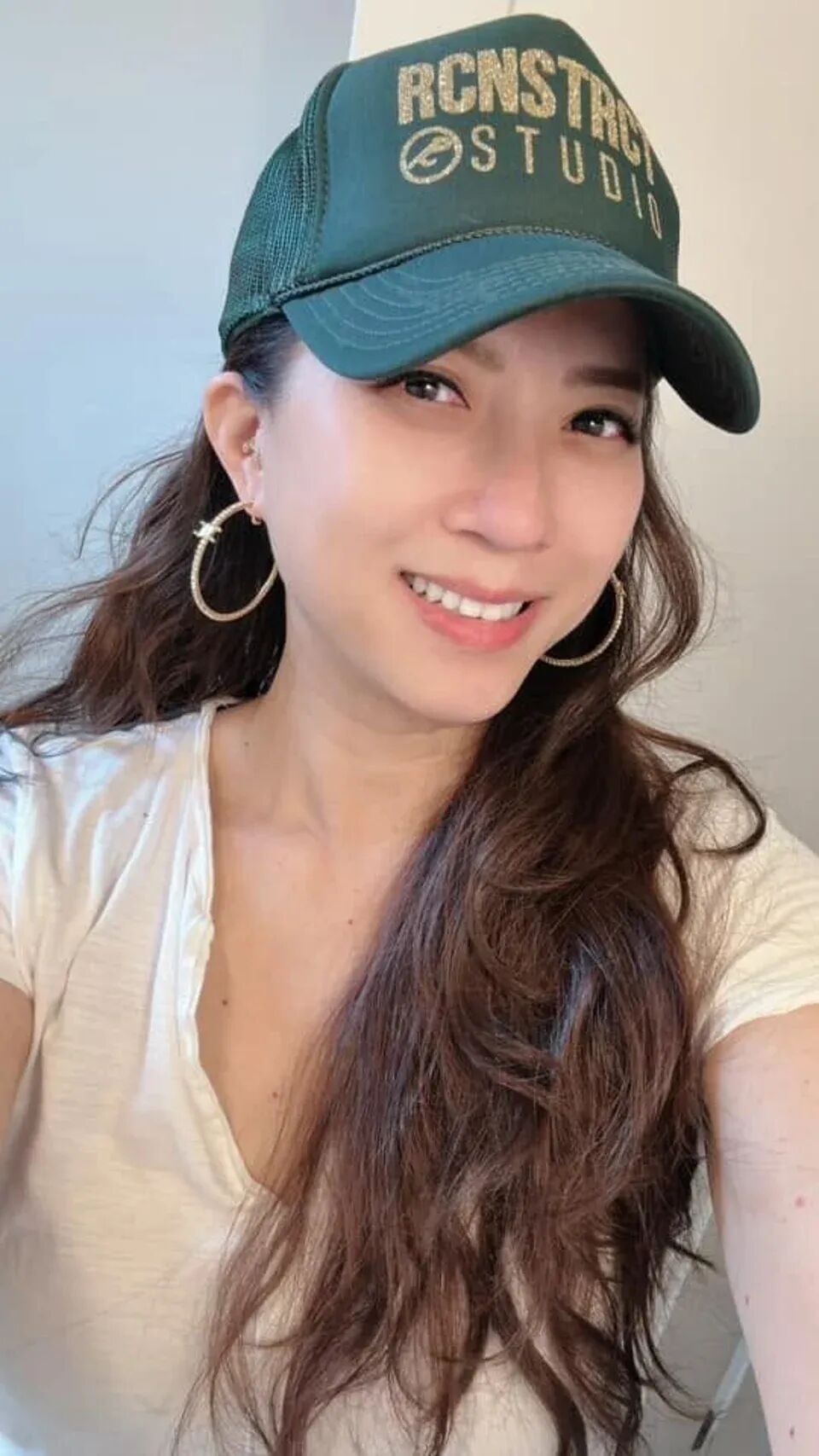 移民温哥华7年 华人女星宣布离婚! 丈夫被曝欠债千万后失联 她直播卖货养娃!
