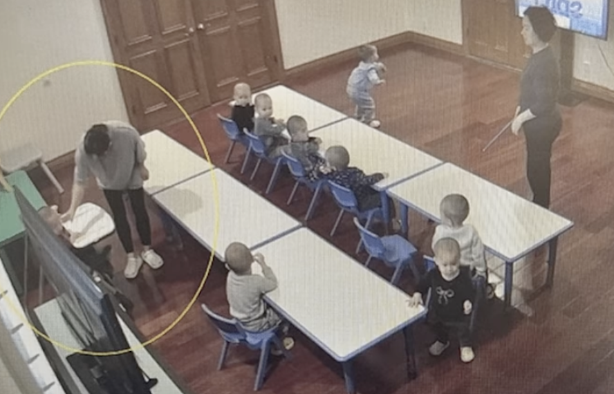 华人夫妇豪宅内圈养21个代孕出生的儿童,疯狂体罚剃光头、当众虐待,被捕后却喊冤??