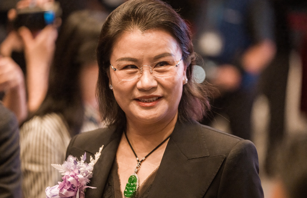 身家1270亿！“手机玻璃女王”周群飞晋升中国女首富
