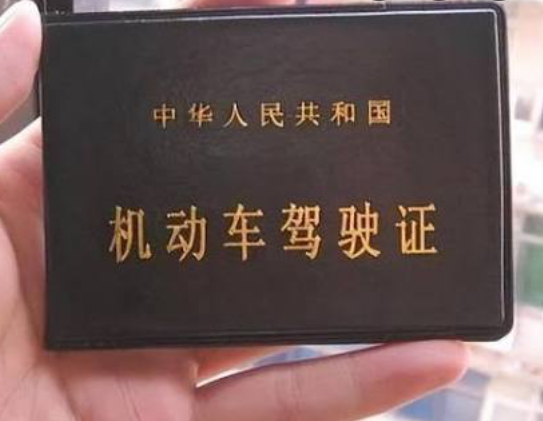 华人拿美国驾照回中国开车,被交警当场查获!反问:美国都认可中国驾照,凭啥中国不认?