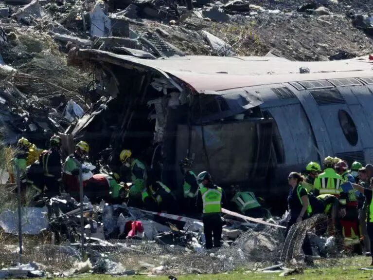 68人死亡,疑似LZB系统故障,现场惨不忍睹,献血民众排长龙——西班牙列车追尾事故后