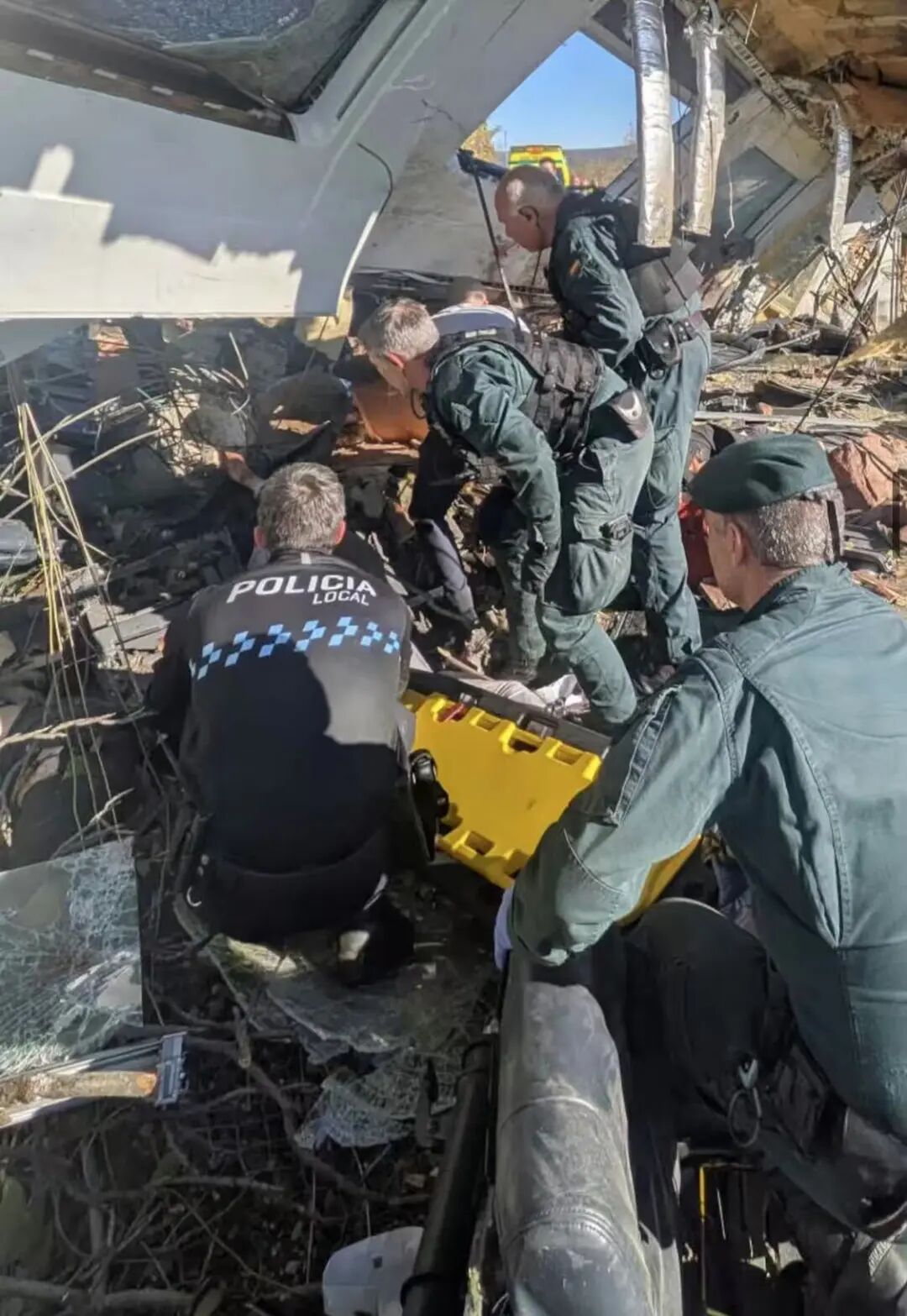 68人死亡,疑似LZB系统故障,现场惨不忍睹,献血民众排长龙——西班牙列车追尾事故后