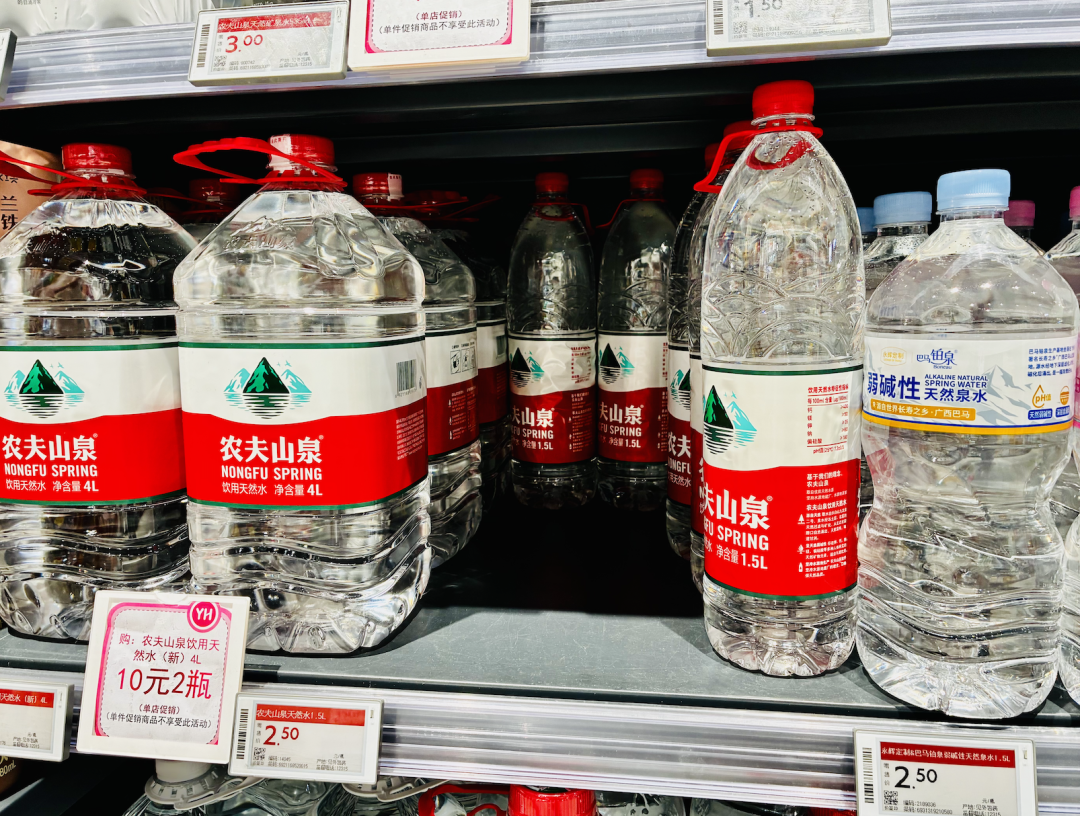 “喝大水”爆梗带飞大瓶装