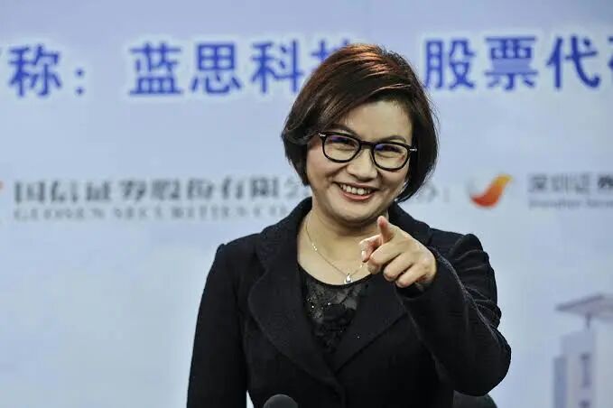 56岁周群飞成中国女首富,国宴和马斯克坐一桌!打工妹逆袭靠这三点