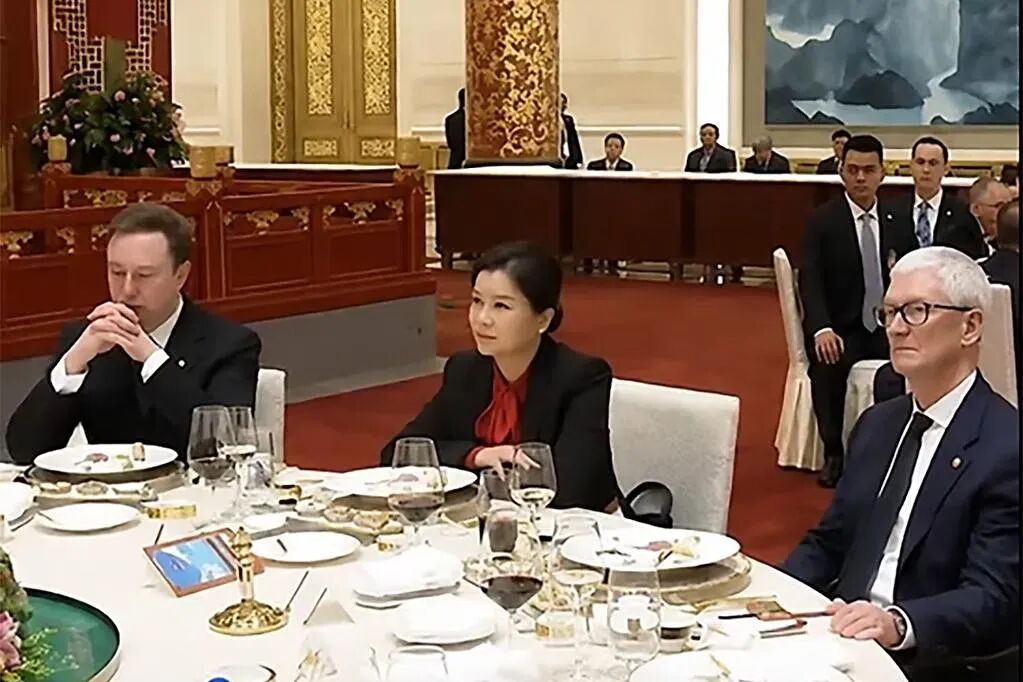 56岁周群飞成中国女首富,国宴和马斯克坐一桌!打工妹逆袭靠这三点