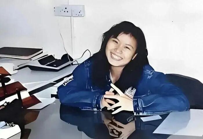 56岁周群飞成中国女首富,国宴和马斯克坐一桌!打工妹逆袭靠这三点
