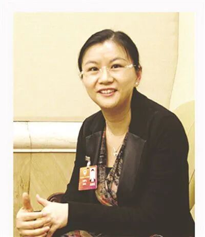 56岁周群飞成中国女首富,国宴和马斯克坐一桌!打工妹逆袭靠这三点
