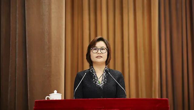 56岁周群飞成中国女首富,国宴和马斯克坐一桌!打工妹逆袭靠这三点