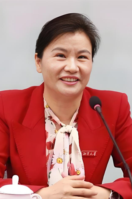 56岁周群飞成中国女首富,国宴和马斯克坐一桌!打工妹逆袭靠这三点