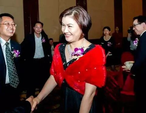 56岁周群飞成中国女首富,国宴和马斯克坐一桌!打工妹逆袭靠这三点