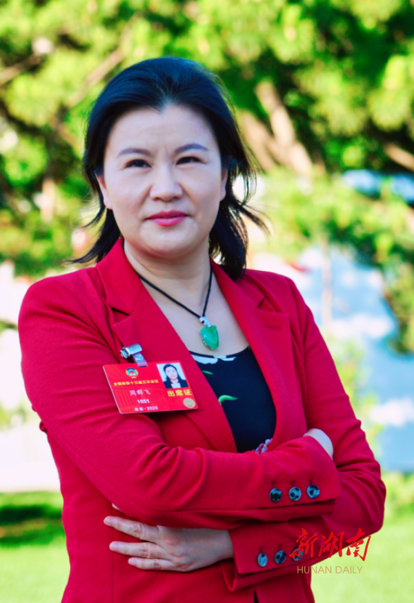 56岁周群飞成中国女首富,国宴和马斯克坐一桌!打工妹逆袭靠这三点