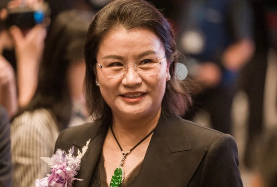 56岁周群飞成中国女首富,国宴和马斯克坐一桌!打工妹逆袭靠这三点