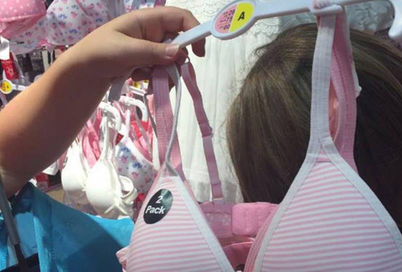 卖加垫文胸给小女孩穿？！著名服装店引家长质疑 “是性化儿童吗？”