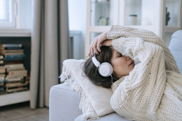 当代睡眠死循环：一边不愿睡，一边睡不够