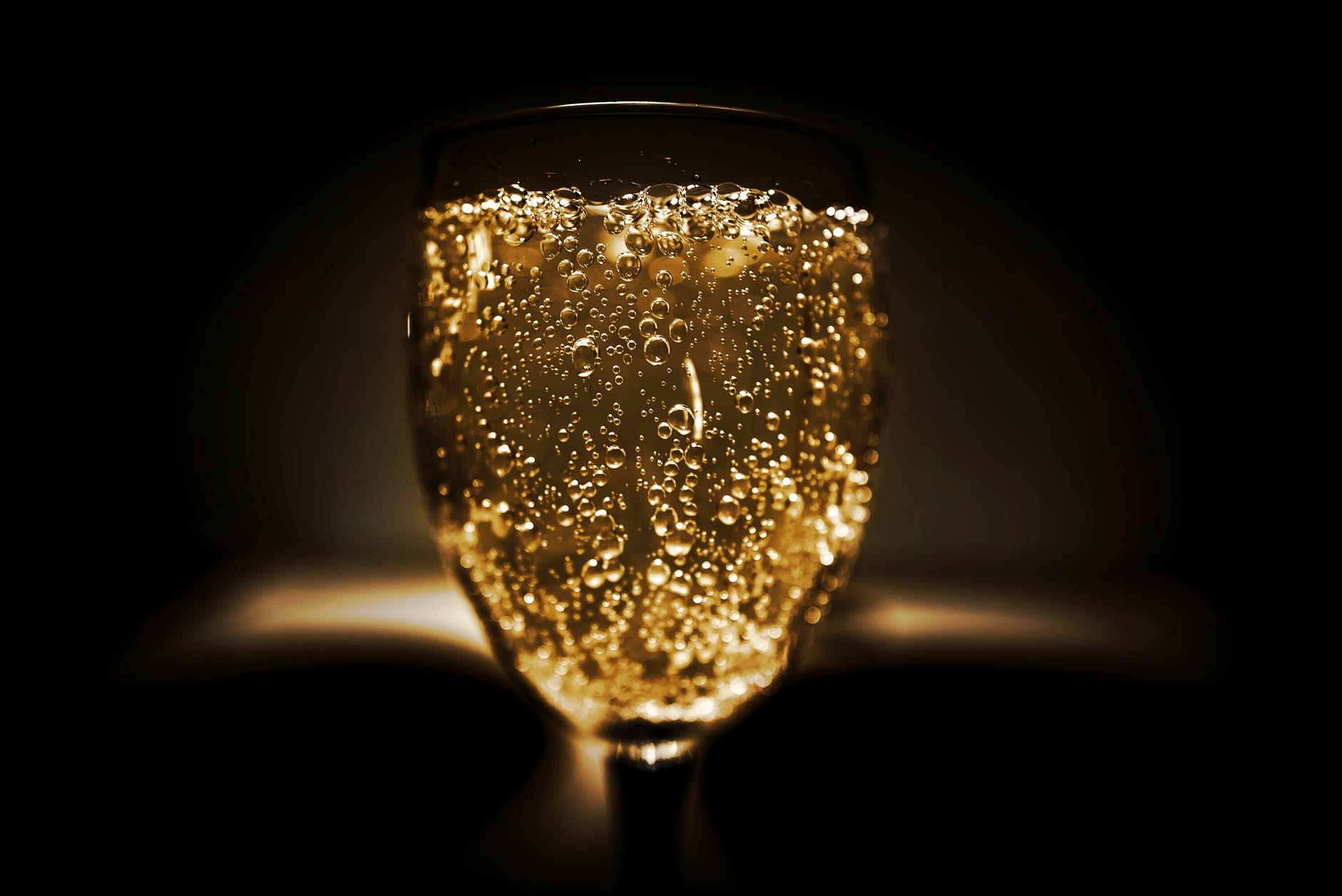 喝高度酒能抗新冠病毒？世卫：不仅不能还很危险