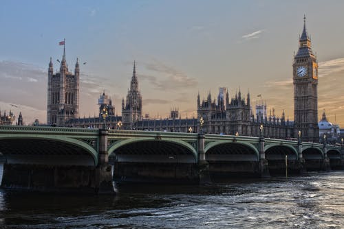 英国抗疫人员街头遇刺身亡 其父不久前刚因疫情去世