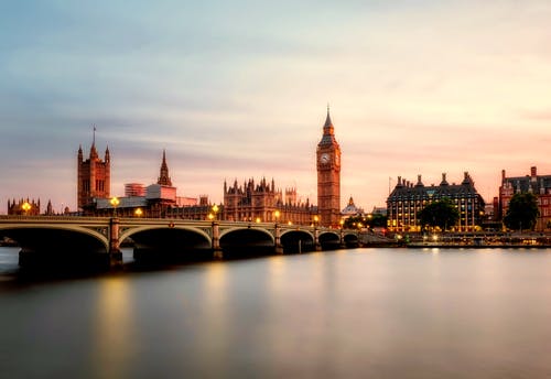 堵车2000公里！英国第二次“封国” 数万人逃离伦敦